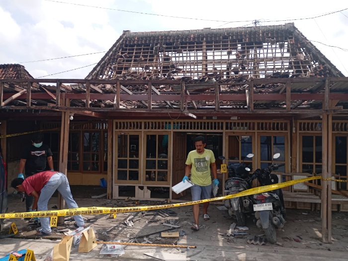 Bangunan rumah porak poranda akibat ledakan mercon